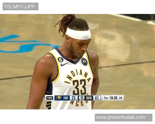 克拉克斯顿上半场表现惊艳7投5中砍下11分8篮板外线命中率完美 克拉克斯顿上半场表现惊艳7投5中砍下11分8篮板外线命中率完美