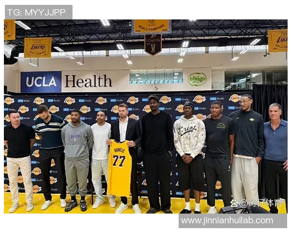 范德比尔特回忆2016年与詹姆斯合影并称其为历史最佳球员