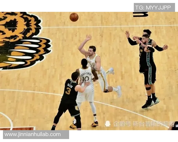 东契奇后撤步三分绝杀庆祝时刻与老队友小乔丹击掌共庆辉煌 东契奇后撤步三分绝杀庆祝时刻与老队友小乔丹击掌共庆辉煌